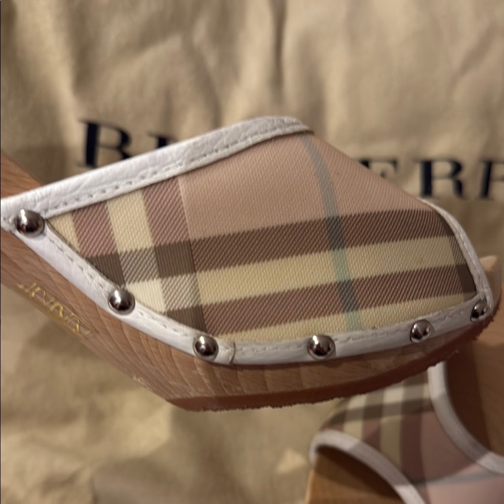 Burberry pink nova check sandals with Classic Elegance - Picture 8 of 8